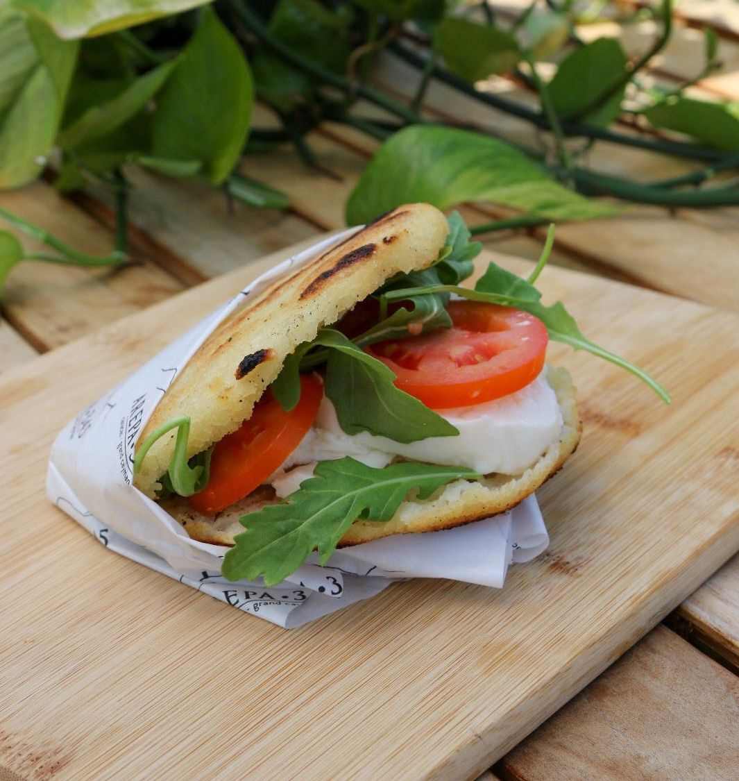 CAPRESE AREPA